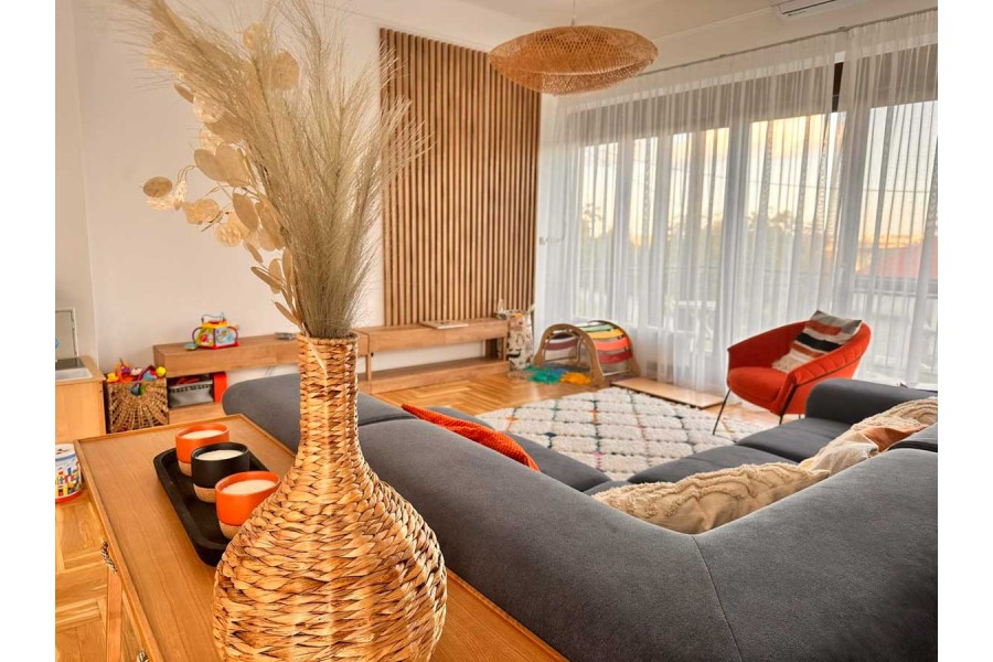 Családi ház nappali-étkező berendezése természetes kiegészítőkkel